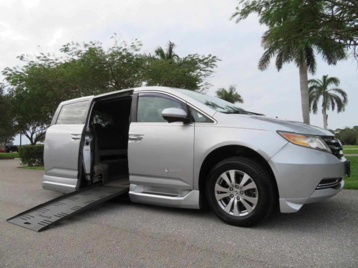 2014 Silver /GRAY Honda Odyssey EX-L (5FNRL5H68EB) with an 3.5L V6 SOHC 24V engine, 6-Speed Automatic transmission, located at 4301 Oak Circle #19, Boca Raton, FL, 33431, (954) 561-2499, 26.388861, -80.084038 - You are looking at Gorgeous Low Mileage 2014 Honda Odyssey EX-L Braunability Freedom Van Handicap Van Wheelchair Van Conversion Van with 25K Original Miles, Power Side Entry Ramp with Kneeling Van Function, Passenger Side Quick Lock System (same as ez lock), Quick Release Front Seats, Tie Down Syste - Photo#55